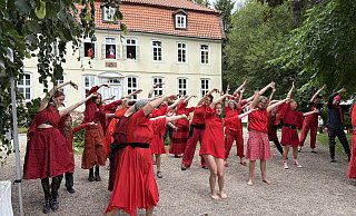 Der Wuthering-Heights-Flashmob: Die Choreografie stammt aus dem Roman Sturmhöhen von Kate Busch. - Jan Schillmann Der Wuthering-Heights-Flashmob: Die Choreografie stammt aus dem Roman Sturmhöhen von Kate Busch. - Jan Schillmann