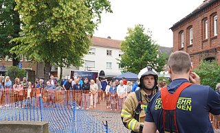 Feuerwehrleute haben beim Pflasterlauf in Schlangen in voller Montur mitgemacht. - Gemeinde Schlangen