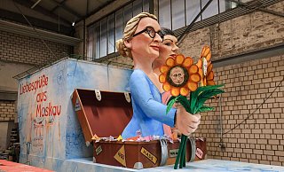 Dieser Motivwagen soll beim diesjährigen Rosenmontagszug in Köln die Jecken erheitern. - Oliver Berg/dpa Dieser Motivwagen soll beim diesjährigen Rosenmontagszug in Köln die Jecken erheitern. - Oliver Berg/dpa