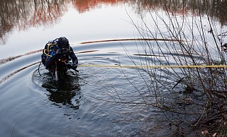 Taucher Christopher Gröne macht sich auf die Suche nach dem im Wasser "versteckten" Übungstisch. - Lorraine Brinkmann