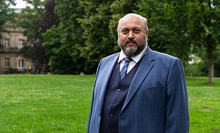 AfD-Bürgermeisterkandidat Viktor Hübner an seinem Lieblingsplatz in Detmold, dem Palaisgarten. Hier hat er seiner Frau den Heiratsantrag gemacht. - Raphael Bartling