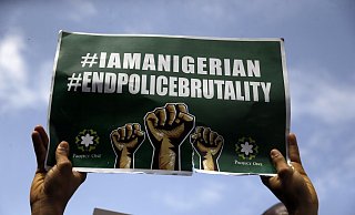 Menschen demonstrieren in Lagos mit Transparenten auf der Straße gegen die Brutalität der Polizei. - Foto: Sunday Alamba/AP/dpa Menschen demonstrieren in Lagos mit Transparenten auf der Straße gegen die Brutalität der Polizei. - Foto: Sunday Alamba/AP/dpa