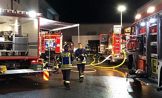 57 Einsatzkräfte waren vor Ort, um den Brand bei Phoenix Contact zu löschen. - Feuerwehr Blomberg