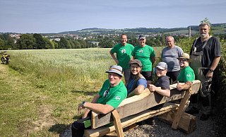 Genießen den Blick auf Bösingfeld (hinten, von links): Thomas Hönemann, Thorsten Stellmacher, Jörg Sutmar, Ulrich Depping sowie (sitzend) Jürgen Tammoschath, Sebastian Kiss, Thomas Fritzemeier und Björn Winkler. - Hans Böhm