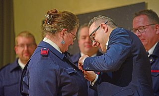 Für ihre 25-jährige Mitgliedschaft erhält Unterbrandmeisterin Tanja Pahling aus der Löschgruppe Lieme von Bürgermeister Markus Baier das Feuerwehrehrenzeichen des Landes Nordrhein Westfalen in Silber. - Nicole Ellerbrake