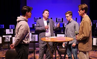 Anders als die Anderen - zentrale Gedenkveranstaltung der Stadt Detmold. Die Schüler Jean Almohammad (links), Erik Steinmeier und Henry Hollmann (3. und 4. von links) interviewen Bürgermeister Frank Hilker zum Thema Gedenken. - Thomas Krügler Anders als die Anderen - zentrale Gedenkveranstaltung der Stadt Detmold. Die Schüler Jean Almohammad (links), Erik Steinmeier und Henry Hollmann (3. und 4. von links) interviewen Bürgermeister Frank Hilker zum Thema Gedenken. - Thomas Krügler