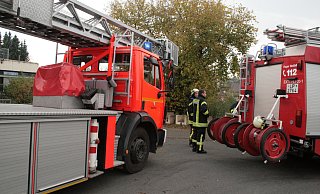 Feuerwehr Extertal bei einem Einsatz. Auf der linken Seite die betagte Drehleiter, die nun ersetzt werden soll. - Sylvia Frevert