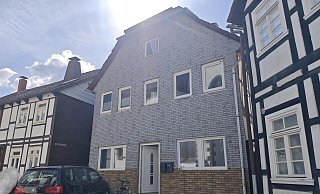 Das Haus in der Straße An der Kirche in Höxter-Lüchtringen ist nach dem Unglück unbewohnbar. Es ist von Polizei und Staatsanwaltschaft beschlagnahmt worden. - Svenja Ludwig