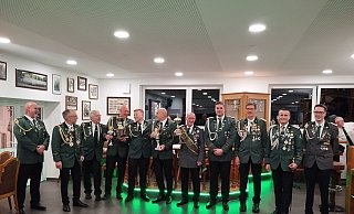 Abschießen am Schießstand in Bösingfeld mit (von links) Matthias Meierkordt, Uwe Meierkordt, Walter Hördemann, Rolf Heitkamp, Tobias Hördemann, Torsten Dreier (Hauptmann der 4. Kompanie), Gerd Lahrmann, Mario Rehmsmeier (stellvertretender Präsident), Präsident Lutz Brakemeier, Oberst Stefan Korbach und Sportleiter Christopher Beni. - Schützengesellschaft Bösingfeld Abschießen am Schießstand in Bösingfeld mit (von links) Matthias Meierkordt, Uwe Meierkordt, Walter Hördemann, Rolf Heitkamp, Tobias Hördemann, Torsten Dreier (Hauptmann der 4. Kompanie), Gerd Lahrmann, Mario Rehmsmeier (stellvertretender Präsident), Präsident Lutz Brakemeier, Oberst Stefan Korbach und Sportleiter Christopher Beni. - Schützengesellschaft Bösingfeld