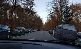 Vollkommen überlaufen: An den Donoper Teichen reichten am Wochenende die Parkplatzkapazitäten nicht mehr aus. - Christina Pfrommer