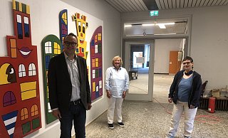 Baudirektor Markus Baier, SPD-Wahlbezirksvertreterin Heike Busse (Mitte) und Architektin Katharina Drave freuen sich über den Baufortschritt in der alten Anne-Frank-Schule, die zum Kindergarten-Interimsquartier wird. - Till Brand Baudirektor Markus Baier, SPD-Wahlbezirksvertreterin Heike Busse (Mitte) und Architektin Katharina Drave freuen sich über den Baufortschritt in der alten Anne-Frank-Schule, die zum Kindergarten-Interimsquartier wird. - Till Brand