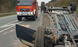 Auf der Tunnelstraße hat sich am Ostersonntag ein Autofahrer mit seinem Wagen überschlagen. - Feuerwehr Oerlinghausen Auf der Tunnelstraße hat sich am Ostersonntag ein Autofahrer mit seinem Wagen überschlagen. - Feuerwehr Oerlinghausen