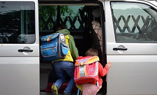 Bei manchen Familien endet die Fahrt erst am Schultor: „Elterntaxis“ (wie auf unserem Symbolbild aus Potsdam) sind vielerorts ein Problem, da sie wiederum zur Gefahr für andere Jungen und Mädchen werden, die zu Fuß unterwegs sind. Foto: Ralf Hirschberger/ZB/dpa - Verwendung weltweit