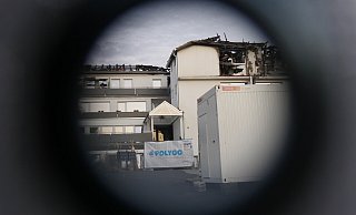 Eine Brandsanierungsfirma hat die Arbeit am Gebäude in der Brunnenstraße 28 aufgenommen. Das Gelände ist mit Sichtschutzplanen abgesperrt. - Jost Wolf Eine Brandsanierungsfirma hat die Arbeit am Gebäude in der Brunnenstraße 28 aufgenommen. Das Gelände ist mit Sichtschutzplanen abgesperrt. - Jost Wolf