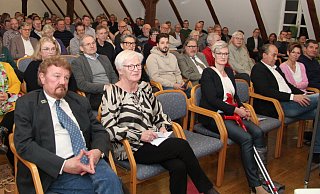 Der Einladung der Wirtschaftsinitiative Schieder-Schwalenberg in den Bürgersaal folgten zahlreiche Menschen aus dem gesamten Stadtgebiet. - Marianne Schwarzer Der Einladung der Wirtschaftsinitiative Schieder-Schwalenberg in den Bürgersaal folgten zahlreiche Menschen aus dem gesamten Stadtgebiet. - Marianne Schwarzer
