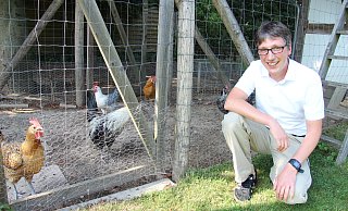 Im Garten gackerts. Martin Hoffmann hat elf Hühner - ganz besondere sogar. Die Rasse nennt sich "Ostfriesische Möwen". Das passt. Seine Frau kommt nämlich aus Ostfriesland. - Kirsten Fuhrmann Im Garten gackerts. Martin Hoffmann hat elf Hühner - ganz besondere sogar. Die Rasse nennt sich "Ostfriesische Möwen". Das passt. Seine Frau kommt nämlich aus Ostfriesland. - Kirsten Fuhrmann