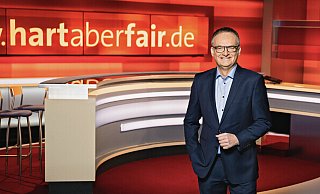 Der frühere TV-Moderator Frank Plasberg (hier in seinem Studio zur Sendung „hart aber fair“) kommt ins Kurtheater in Bad Meinberg. Dort talkt er mit Showmaster Louis Pawellek. - picture alliance/dpa/WDR