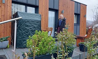 Verwaltungsmitarbeiterin Denise Henning zeigt eines der vier Mobilheime. In Zukunft soll es auf dem Campingplatz davon mehrere geben. - Michaela Weiße Verwaltungsmitarbeiterin Denise Henning zeigt eines der vier Mobilheime. In Zukunft soll es auf dem Campingplatz davon mehrere geben. - Michaela Weiße
