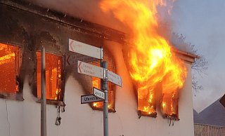 Die Flammen schlugen hoch aus den Fenstern. - Feuerwehr Lemgo