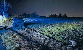 Der Mercedes des Angeklagten landet nach einer brandgefährlichen Fahrt auf dem Feld. - Polizei Lippe