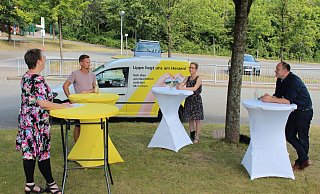 LZ-Redakteurin Marianne Schwarzer (links) moderierte das Gespräch mit den Blomberger Bürgermeisterkandidaten (weiter von links) Timo Broeker (Die Grünen), Susanne Kleemann (CDU) und Christoph Dolle (SPD). Im Schatten der Bäume diskutierten sie über die Zukunft Blombergs. - Karolina Schmidt