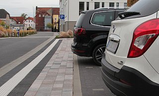 Wer am Rathaus parkt, muss den Gehweg frei lassen. Das weiße Auto steht richtig. Der schwarze Kombi riskiert ein Knöllchen, da er auf den schmalen Gehweg ragt. - Dieter Asbrock Wer am Rathaus parkt, muss den Gehweg frei lassen. Das weiße Auto steht richtig. Der schwarze Kombi riskiert ein Knöllchen, da er auf den schmalen Gehweg ragt. - Dieter Asbrock