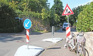 Über die weißen Aufsteller regt sich eine Leserin auf. Die Stadt will hier nachjustieren. - Cordula Gröne