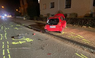 Der 22-jährige Detmolder ist mit seinem Audi A3 unter anderem in einen roten Toyota gekracht. - Freitag Medien Gruppe Der 22-jährige Detmolder ist mit seinem Audi A3 unter anderem in einen roten Toyota gekracht. - Freitag Medien Gruppe