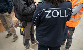 Mitarbeiter des Zolls führen eine Kontrolle durch. - Müller Thomas/dpa/Archivbild Mitarbeiter des Zolls führen eine Kontrolle durch. - Müller Thomas/dpa/Archivbild
