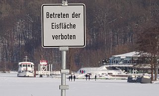 Vorsorglich hatte der Kreis die Warnschilder aufgestellt. Doch die Verlockung war am Wochenende für viele Seebesucher zu groß.  - Knut Schwarzer