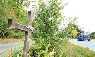 Angeblich ein Sicherheitsrisiko: Das abgeräumte Kreuz für Joscha, rund acht Meter von der Fahrbahn der B239 nahe der Abtei Marienmünster entfernt. Es musste entfernt werden, aber möglicherweise darf es nun wieder aufgebaut werden. - David Schellenberg