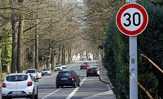 Hier galt bis vor Kurzem noch Tempo 50. Nun sind der bisher nur werktags zwischen 7 und 16 Uhr geltende Tempo-30-Bereich vor der Waldorfschule und der ab der Kreuzung Woldemarstraße zu einem längeren dauerhaft geltenden Tempo-30-Bereich verbunden. - Bernhard Preuss Hier galt bis vor Kurzem noch Tempo 50. Nun sind der bisher nur werktags zwischen 7 und 16 Uhr geltende Tempo-30-Bereich vor der Waldorfschule und der ab der Kreuzung Woldemarstraße zu einem längeren dauerhaft geltenden Tempo-30-Bereich verbunden. - Bernhard Preuss