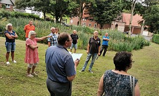 Ortstermin am mittleren Teich in Sonneborn: Anwohner wie Sabrina Lücke (Mitte links) diskutieren mit dem Ausschussvorsitzenden Andreas Wilde (Mitte rechts). Im Vordergrund von hinten: Bauamtsleiter Steffen Schenk und Ordnungsamtsleiterin Elfriede Buddensiek. - Sylvia Frevert(LZ) Ortstermin am mittleren Teich in Sonneborn: Anwohner wie Sabrina Lücke (Mitte links) diskutieren mit dem Ausschussvorsitzenden Andreas Wilde (Mitte rechts). Im Vordergrund von hinten: Bauamtsleiter Steffen Schenk und Ordnungsamtsleiterin Elfriede Buddensiek. - Sylvia Frevert(LZ)