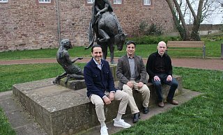Bashir Amarkhai (von links), Naim Barakzai und Arkadius Chrobok suchen weitere Mitstreiter für ihren Verein "Hand in Handicap International Care". Zu den Gründungsmitgliedern gehören außerdem Benilde Funk-Ngyedi und Laura Chrobok. - Michaela Weiße Bashir Amarkhai (von links), Naim Barakzai und Arkadius Chrobok suchen weitere Mitstreiter für ihren Verein "Hand in Handicap International Care". Zu den Gründungsmitgliedern gehören außerdem Benilde Funk-Ngyedi und Laura Chrobok. - Michaela Weiße