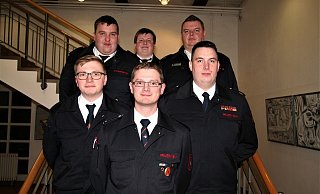 (von hinten links): Christian Ermer, Tim Wiehemeier (zum Unterbrandmeister befördert), Leiter Mike Mundhenke, Phillip Borchard (Beförderung Brandmeister), Fabian Drewes (Beförderung Brandinspektor) und Christoph Meier (Beförderung Brandmeister) - Julia Kube