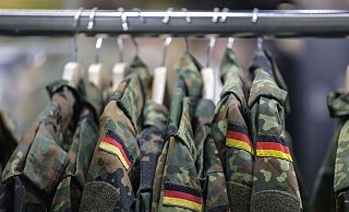 Pläne zur Wiedereinführung der Wehrpflicht haben jetzt neuen Streit in der Bundesregierung ausgelöst. - Oliver Berg/dpa