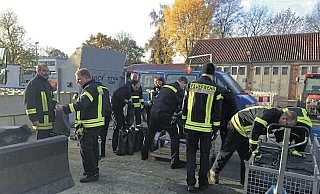 Die Feuerwehr hilft beim befüllen der Sandsäcke. - Die Stadt Lage