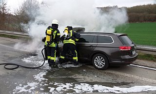Ein Fahrzeugbrand hat am Donnerstagabend die Feuerwehr Oerlinghausen beschäftigt. - Feuerwehr Oerlinghausen Ein Fahrzeugbrand hat am Donnerstagabend die Feuerwehr Oerlinghausen beschäftigt. - Feuerwehr Oerlinghausen