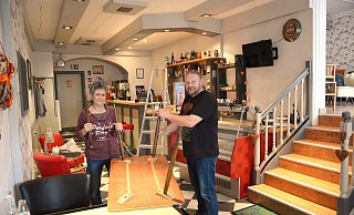 Rockabilly-Zeit: Für Marion und Manfred Leifels ist die Renovierung des alten Fachwerkhauses „In der Tränke 5“ eine Lebensaufgabe. Nach fünf langem Jahren eröffnen sie heute ihre Musikkneipe „Mal anders“. - Tanja Watermann Rockabilly-Zeit: Für Marion und Manfred Leifels ist die Renovierung des alten Fachwerkhauses „In der Tränke 5“ eine Lebensaufgabe. Nach fünf langem Jahren eröffnen sie heute ihre Musikkneipe „Mal anders“. - Tanja Watermann