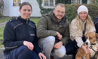 Enzo wird nach drei Tagen gefunden. Es freuen sich (von links) Polizistin Anika, die beiden Hundehalter Felix und Jasmin sowie Polizistin Sarah. - Privat Enzo wird nach drei Tagen gefunden. Es freuen sich (von links) Polizistin Anika, die beiden Hundehalter Felix und Jasmin sowie Polizistin Sarah. - Privat