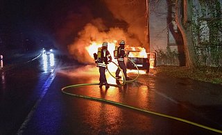 Bei diesem KFZ-Brand hatte das Feuer auch auf Gebäude übergegriffen. - Feuerwehr Lemgo