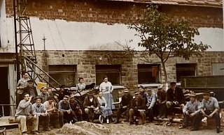 In einem Fotoalbum hat Friedrich Niedermeier alte Fotos gefunden, die beweisen, dass beim Aufräumen nach dem Brand der Scheune und beim Wiederaufbau viele aus dem Dorf geholfen haben. - Repro: Silke Buhrmester In einem Fotoalbum hat Friedrich Niedermeier alte Fotos gefunden, die beweisen, dass beim Aufräumen nach dem Brand der Scheune und beim Wiederaufbau viele aus dem Dorf geholfen haben. - Repro: Silke Buhrmester