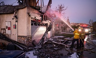 Feuerwehrleute l&ouml;schen ein brennendes Haus im s&uuml;dkalifornischen Santa Clarita. - Foto: David Crane/Orange County Register via ZUMA/dpa