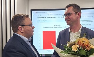 Frederik Topp (CDU, links) gratuliert Matthias Kalkreuter (SPD). Letzterer gewinnt die Stichwahl mit deutlichem Abstand und bleibt Bürgermeister von Lage. - Astrid Sewing Frederik Topp (CDU, links) gratuliert Matthias Kalkreuter (SPD). Letzterer gewinnt die Stichwahl mit deutlichem Abstand und bleibt Bürgermeister von Lage. - Astrid Sewing