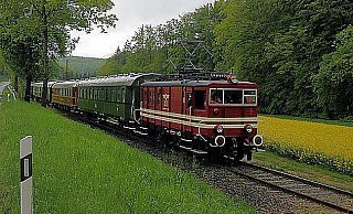 Die damals 86-jährige E-Lok 22 zieht den historischen Heckeneilzug der Landeseisenbahn Lippe 2013 hinauf nach Alverdissen. - Landeseisenbahn Die damals 86-jährige E-Lok 22 zieht den historischen Heckeneilzug der Landeseisenbahn Lippe 2013 hinauf nach Alverdissen. - Landeseisenbahn