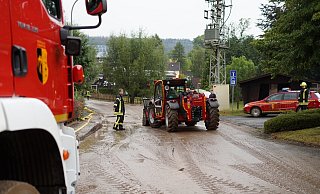 Am späten Freitagnachmittag haben die Sommergewitter auch den Kreis Lippe erreicht. Der heftige Regen hat in einigen Orten, wie hier in Dörentrup, für vollgelaufene Keller und viel Schlamm gesorgt. - FreitagTV/Stock