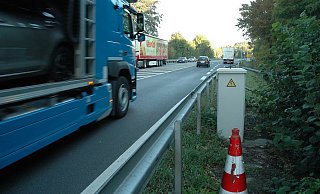Nicht mehr nötig: An dieser Stelle auf der Ostwestfalenstraße, an der ein Leitkegel steht, gab es einen hochmodernen Starenkasten. Durch die Ampelanlage an der Abfahrt Wöbbel (Hintergrund) war sie jedoch überflüssig und ist deshalb entfernt worden. - Manfred Brinkmeier