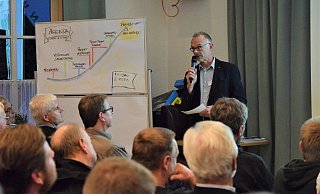 Wie ist der Planungsstand? Beim Informationsabend stellten Thomas Lange und seine Kollegen von Straßen.NRW den bisherigen Fortschritt der Ortsumgehung Cappel vor. - Greta Wiedemeier