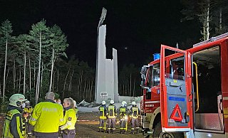 Feuerwehrleute und Polizisten stehen vor den Resten des Turms einer Windenergieanlage. Das fast 240 Meter hohe Windrad ist in sich zusammengestürzt. - Foto: Guido Bludau/Foto Bludau/dpa Feuerwehrleute und Polizisten stehen vor den Resten des Turms einer Windenergieanlage. Das fast 240 Meter hohe Windrad ist in sich zusammengestürzt. - Foto: Guido Bludau/Foto Bludau/dpa