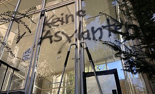 Auf die Türe des Eingangs vom Fürstenhof ist „Keine Asylanten“ gesprüht worden. Danach wurde laut Polizei ein Brandsatz in das Gebäude geworfen. Die Ermittler gehen von einem rechtsextremen Hintergrund der Tat aus. Foto: Sven Kienscherf(LZ) - Sven Kienscherf(LZ)